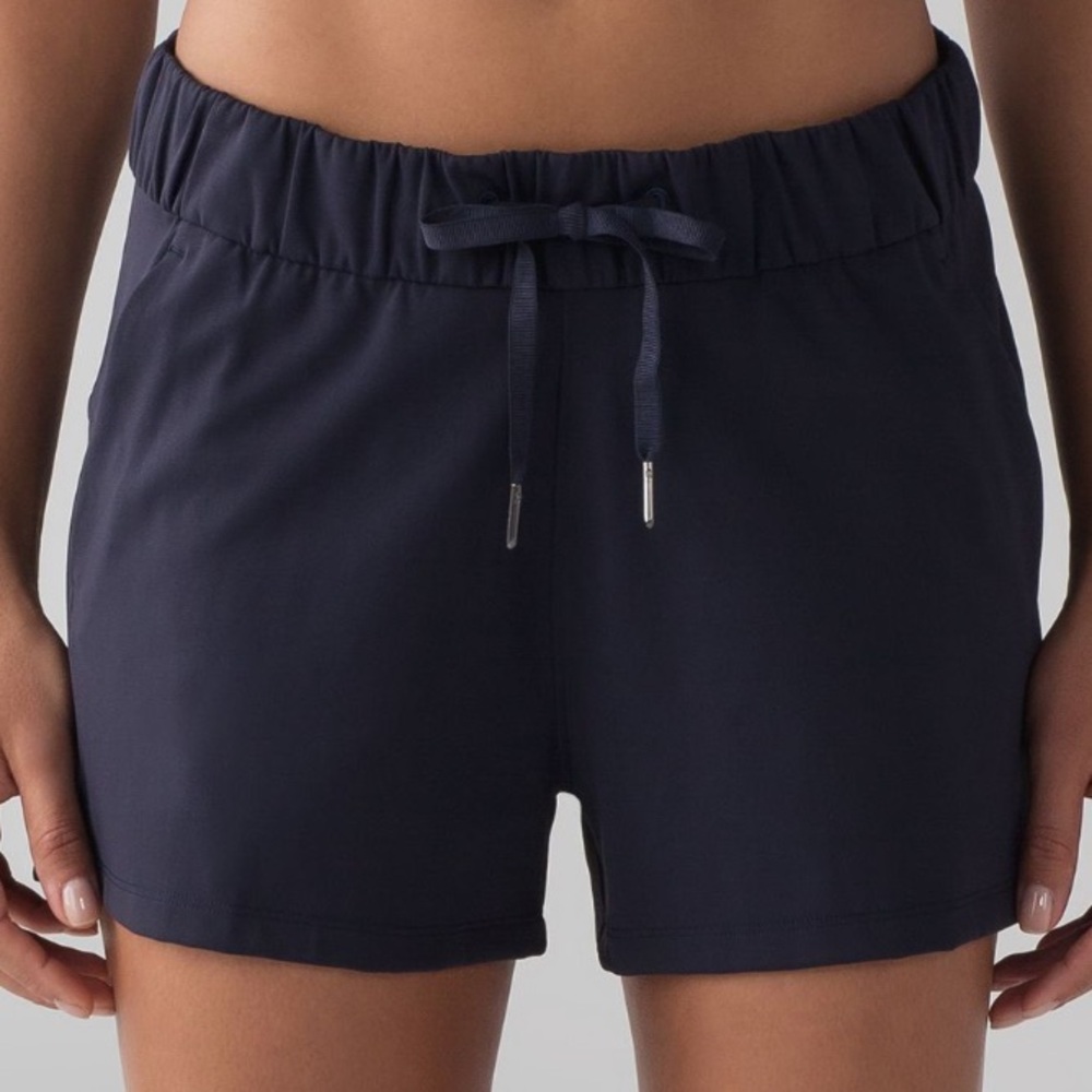 Lululemon On The Fly Short Midnight Navy Size 2